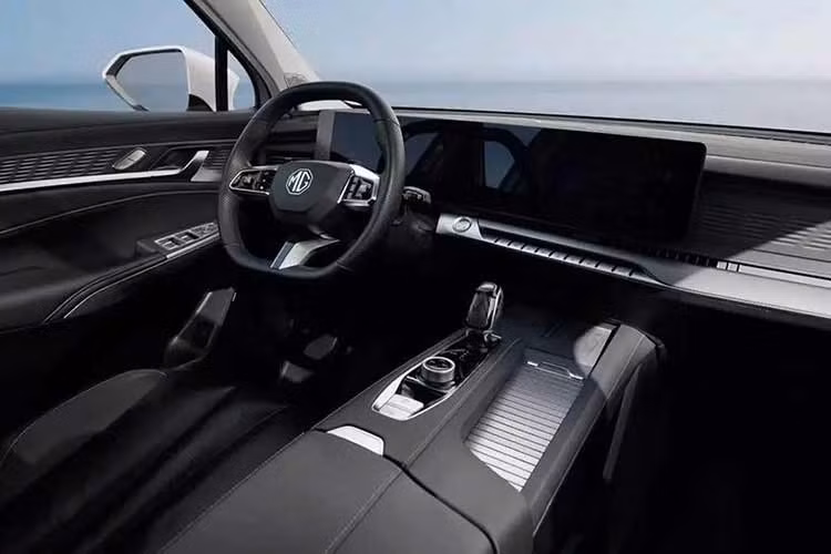Hãng hiện chưa công bố thông tin chính thức về công suất, nhưng hệ truyền động của HS PHEV tại Anh đạt 295 mã lực và mô-men xoắn cực đại 350 Nm. Các con số này nhiều khả năng sẽ không thay đổi đáng kể trên MGS9 dù thời gian tăng tốc 0-100 km/h có thể chậm hơn so với con số 6,8 giây của MG HS PHEV.