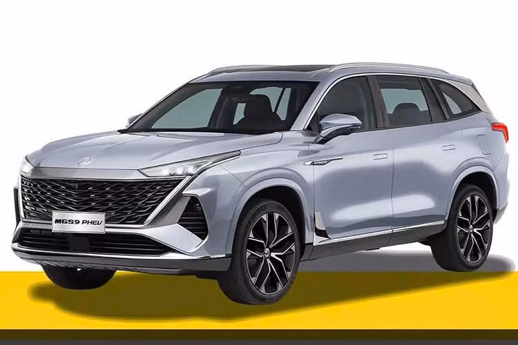 Pin dung lượng khá lớn cho phép MGS9 di chuyển tối đa 100 km chỉ bằng mô-tơ điện. Con số này thấp hơn mức hơn 113 km của MG HS và Volkswagen Tayron PHEV, nhưng vẫn đủ để nhiều người dùng hoàn thành quãng đường di chuyển hằng ngày mà không cần đến động cơ xăng.
