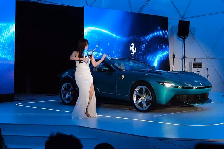 Ferrari Amalfi 2026 mới vừa ra mắt tại Malaysia mang trên mình DNA thiết kế thế hệ mới với phong cách “mũi cá mập” đặc trưng. Tên gọi Amalfi được đặt theo một thị trấn ven biển nổi tiếng ở miền nam Italy. Mẫu siêu xe này được chấp bút bởi Ferrari Styling Centre, mang theo ngôn ngữ thiết kế mới nhất của thương hiệu.