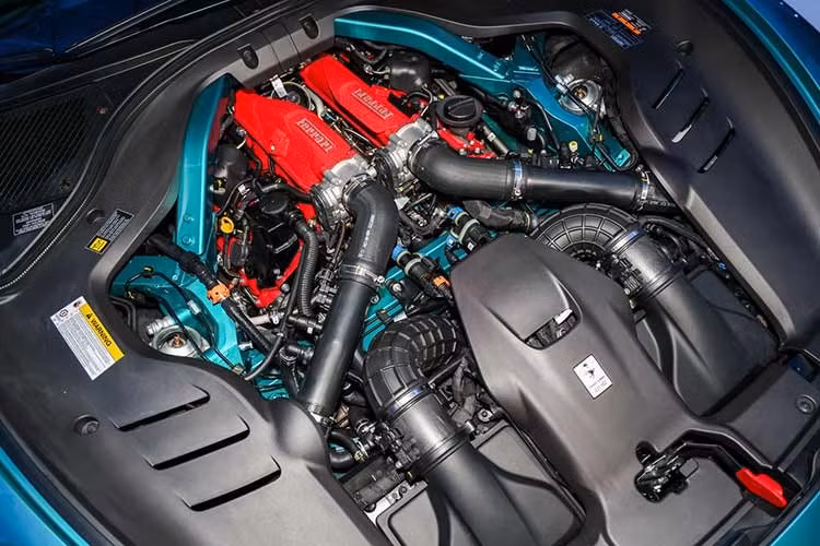 Hiệu suất đạt được rất ấn tượng từ 0 - 100 km/h trong 3,3 giây, từ 0 - 200 km/h trong 9,0 giây, với tỷ lệ công suất trên trọng lượng đạt 2,29 kg/mã lực – tốt nhất trong phân khúc. Tốc độ tối đa vẫn giữ ở mức 320 km/h.