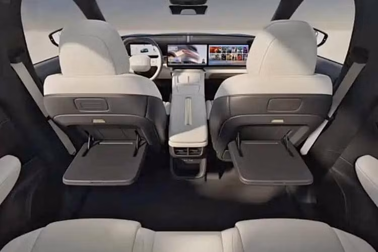 Toàn bộ ghế ngồi của Volkswagen ID.Unyx 08 đều được bọc da Nappa cao cấp. Ghế lái có các chức năng sưởi, thông gió và massage. Ghế hành khách phía trước có thể chỉnh điện 14 hướng, tích hợp bệ đỡ bắp chân chỉnh điện và có thể ngả tối đa 120°, hỗ trợ chế độ “giường lớn”. Hành khách phía sau được hưởng lợi từ tựa lưng ghế có thể ngả điện 10° và bàn gấp tiện dụng.