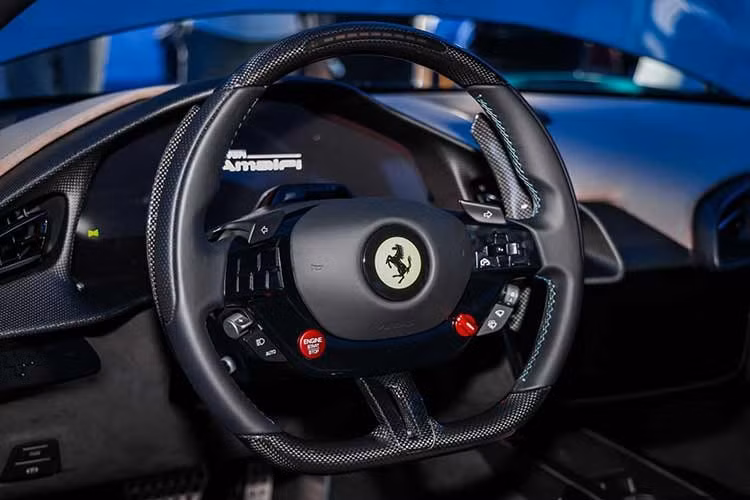 Việc sử dụng sợi carbon và các đường chỉ khâu tương phản bên trong Ferrari Amalfi mang lại sự độc đáo, trong khi cấu hình 2+ cho phép sử dụng hàng ghế sau để tăng đáng kể tính thực dụng, cải thiện không gian chứa đồ hoặc dành cho trẻ em trong các chuyến hành trình.