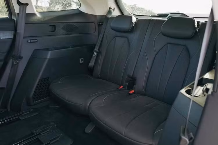 MGS9 2026 sử dụng hệ thống plug-in hybrid giống HS PHEV, kết hợp động cơ xăng tăng áp 1.5L với mô-tơ điện và pin có dung lượng khả dụng 23,2 kWh. Trong khi đó, MG QS tại Úc dùng hệ truyền động PHEV với máy xăng 2.0L.