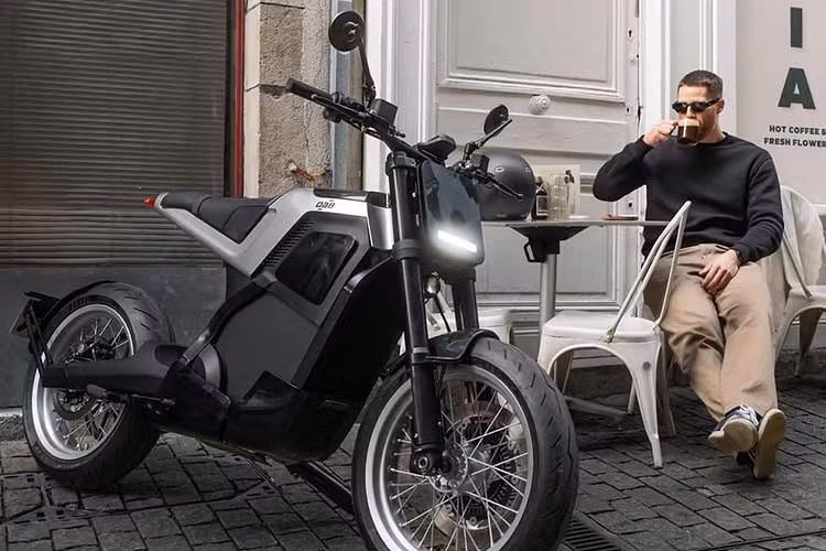 DAB Motors cũng nhấn mạnh khả năng cá nhân hóa sâu của DAB 1, kế thừa kinh nghiệm nhiều năm trong lĩnh vực chế tạo môtô tùy chỉnh. Người dùng có thể lựa chọn màu sắc, cấu hình và trang bị thông qua hệ thống trực tuyến. Giá phiên bản tiêu chuẩn của DAB 1 2026 khởi điểm từ 9990 euro (khoảng 305 triệu đồng).