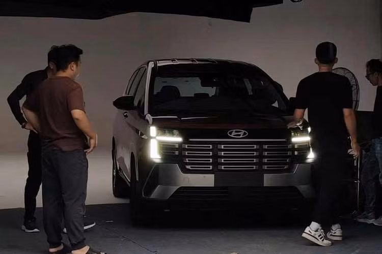 Chưa rõ mức giá của Stargazer 2026 phiên bản facelift, nhưng dự đoán đây sẽ là "hàng hot" trong phân khúc MPV cỡ nhỏ 7 chỗ tại Việt Nam thời gian sắp tới. Hiện Hyundai Thành Công chưa công bố thông tin chính thức về kế hoạch ra mắt Stargazer 2026 tại Việt Nam. Dù vậy, việc xe liên tục lộ diện trong nước cho thấy ngày ra mắt có thể không còn xa.