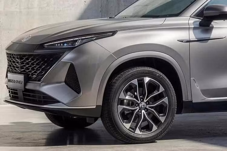 Hiện đã được bán tại thị trường Úc dưới tên MG QS và tại Trung Quốc dưới tên Roewe RX‑9, MGS9 sở hữu chiều dài khoảng 5 m, dài hơn 330 mm so với người anh em 5 chỗ MG HS PHEV vốn có giá từ 32.245 Bảng Anh.