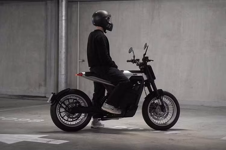 Hệ thống phanh đến từ Brembo, bao gồm kẹp phanh bốn piston hướng tâm kết hợp đĩa nổi đường kính 320 mm ở bánh trước và kẹp phanh một piston với đĩa 240 mm ở bánh sau. Cả hai phanh đều được kích hoạt bằng tay và được hỗ trợ bởi hệ thống ABS hai kênh do Peugeot Motocycles phát triển. Bộ bánh nan hoa sử dụng lốp kích thước 120/70 R17 ở phía trước và 150/60 R17 ở phía sau.