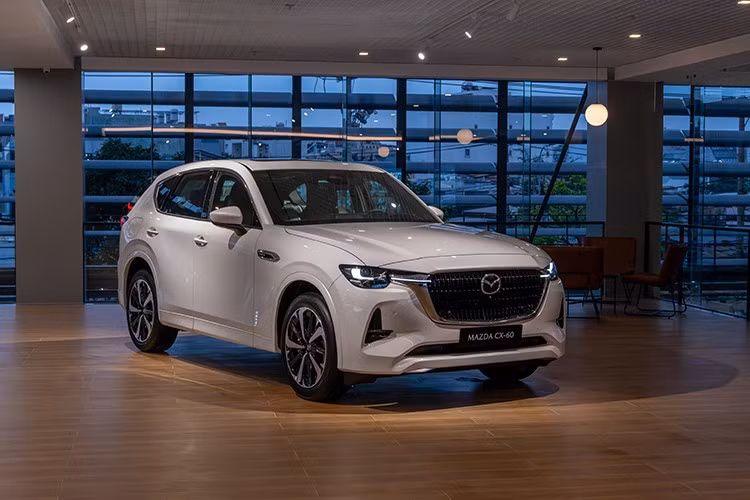 Mazda CX-60 trang bị bộ mâm 20 inch, sơn màu đen đối với bản M-Hybrid, ngoài ra mỗi phiên bản sẽ có hoạ tiết và màu sơn khác nhau. Đèn hậu Mazda CX-60 sở hữu họa tiết có phần tương đồng Mazda CX-5 thế hệ mới.
