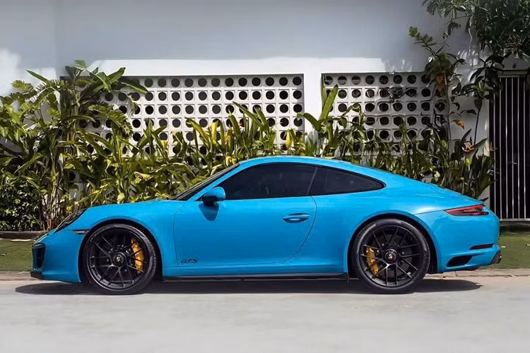 Biển số trên Porsche 911 Carrera GTS từng được đấu giá vào năm 2023 với số tiền trả cao nhất lên đến 810 triệu đồng, bằng giá xe Toyota Innova bản mới nhất.Theo giới chơi biển, 51L-00999 khá đẹp vì có 3 con số 9 ở hàng cuối, tượng trưng cho "tam hoa 9", hay còn gọi mãi trường thọ.