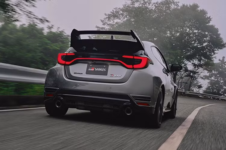 Mớiđây, họ đang khiến những người đam mê xe hatchback hiệu suất cao cảm thấy sẵn sàng cho một vòng chinh phục những con đường đèo dốc hay đường đua đầy phấn khích, khi giới thiệu Toyota GR Yaris tại Úc với gói trang bị hiệu suất khí động học GTS mới, khởi điểm từ 65.000 AUD (tương đương 1,13 tỷ đồng), thể hiện tham vọng trở thành mẫu xe đầu bảng của mình.