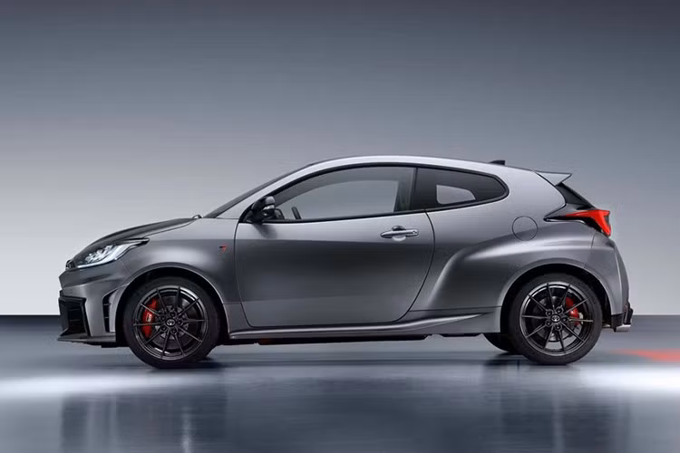 Ngoài ra, GR Yaris GTS còn được trang bị đầy đủ các tính năng của Toyota GR Yaris tiêu chuẩn, bao gồm bộ vi sai chống trượt Torsen, mâm hợp kim rèn 18 inch với lốp Michelin Pilot Sport 4S và hệ thống treo được tinh chỉnh đặc biệt.