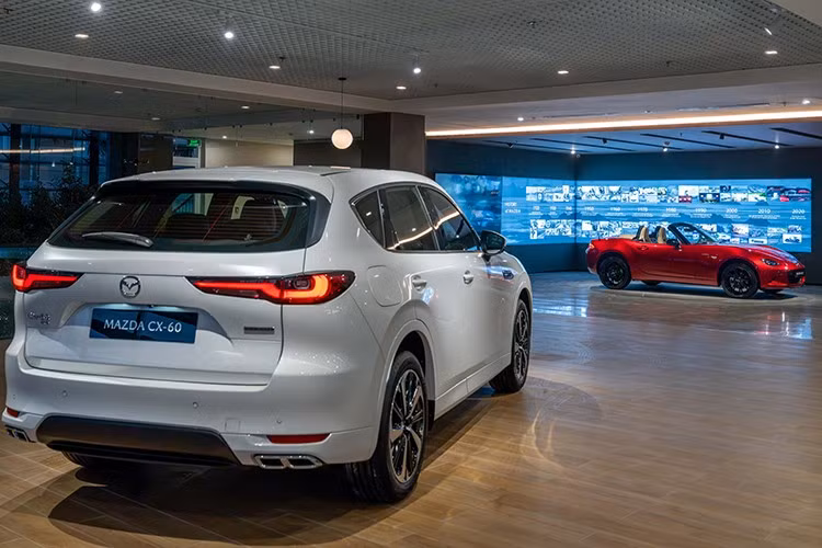 Mazda CX-60 mang ngôn ngữ thiết kế Kodo đặc trưng thương hiệu. Điểm nhấn là logo 3D ở phần đầu xe, lưới tản nhiệt có các hoạ tiết quen thuộc, viền mạ crom làm dày. Hệ thống đèn chiếu sáng tích hợp dải đèn định vị ban ngày. Cụm đèn hậu của CX-60 khá giống với Mazda CX-5 thế hệ mới.