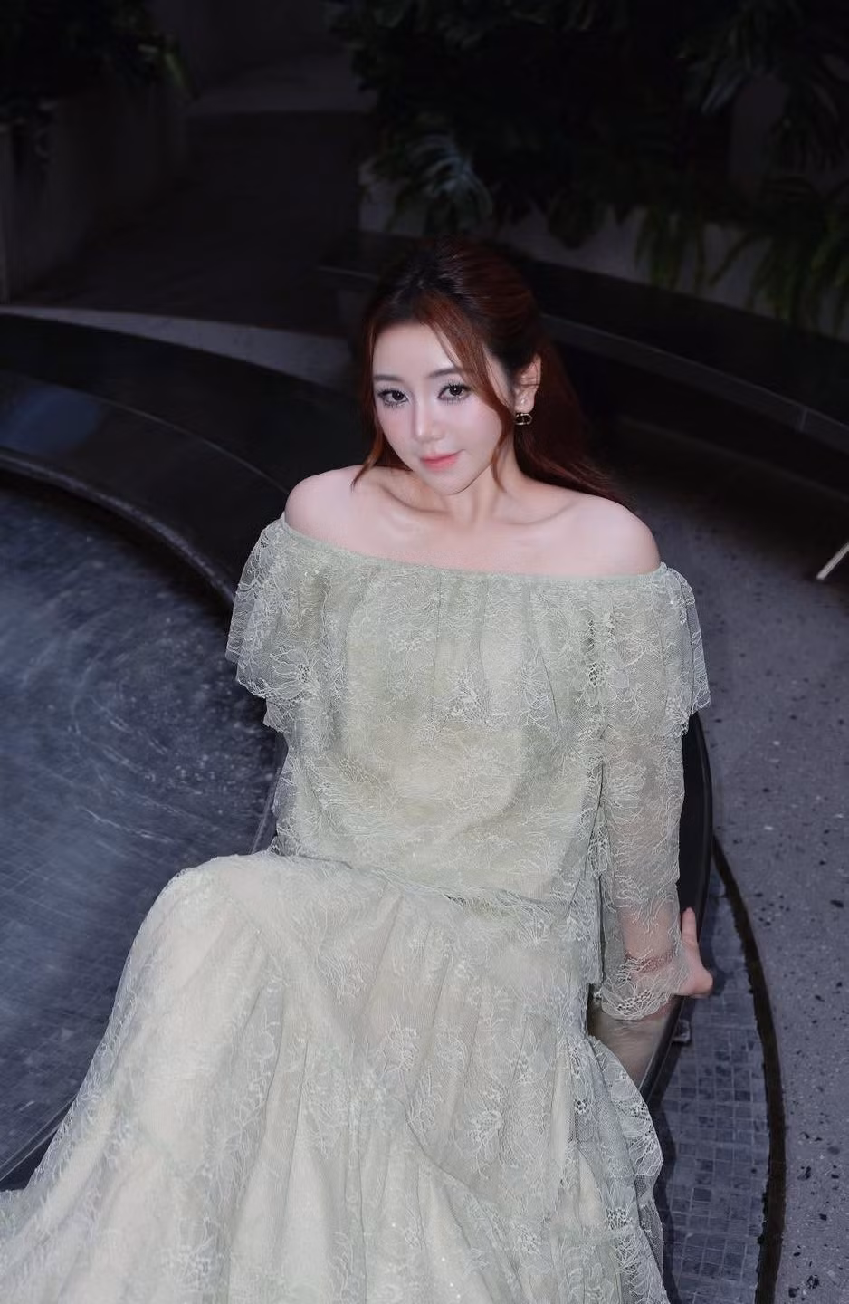 Mạng xã hội của gái xinh "bùng nổ" với hàng ngàn lượt yêu thích và bình luận. Đa số đều bày tỏ sự bất ngờ, ngưỡng mộ và dành những lời khen "có cánh" cho sự thay đổi đầy táo bạo và nghệ thuật của Quỳnh Kool.
