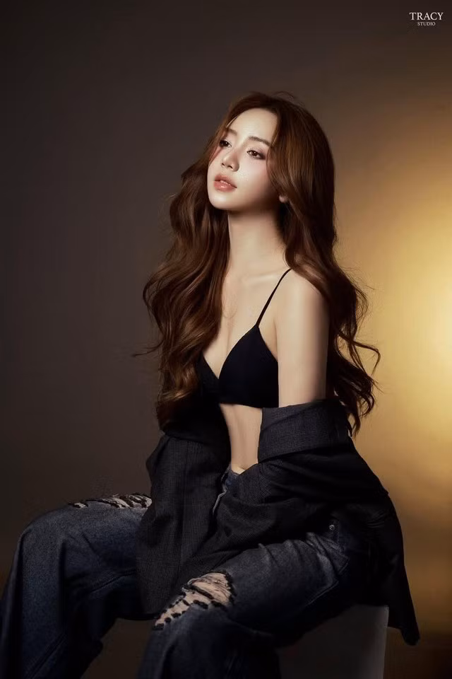 Không chỉ là sự khoe dáng đơn thuần mà còn là màn trình diễn của cảm xúc, của chiều sâu nội tâm, khiến bộ ảnh trở nên có hồn và khác biệt. Fan hâm mộ "tan chảy" trước vẻ đẹp vừa dịu dàng, vừa quyến rũ này của Quỳnh Kool.