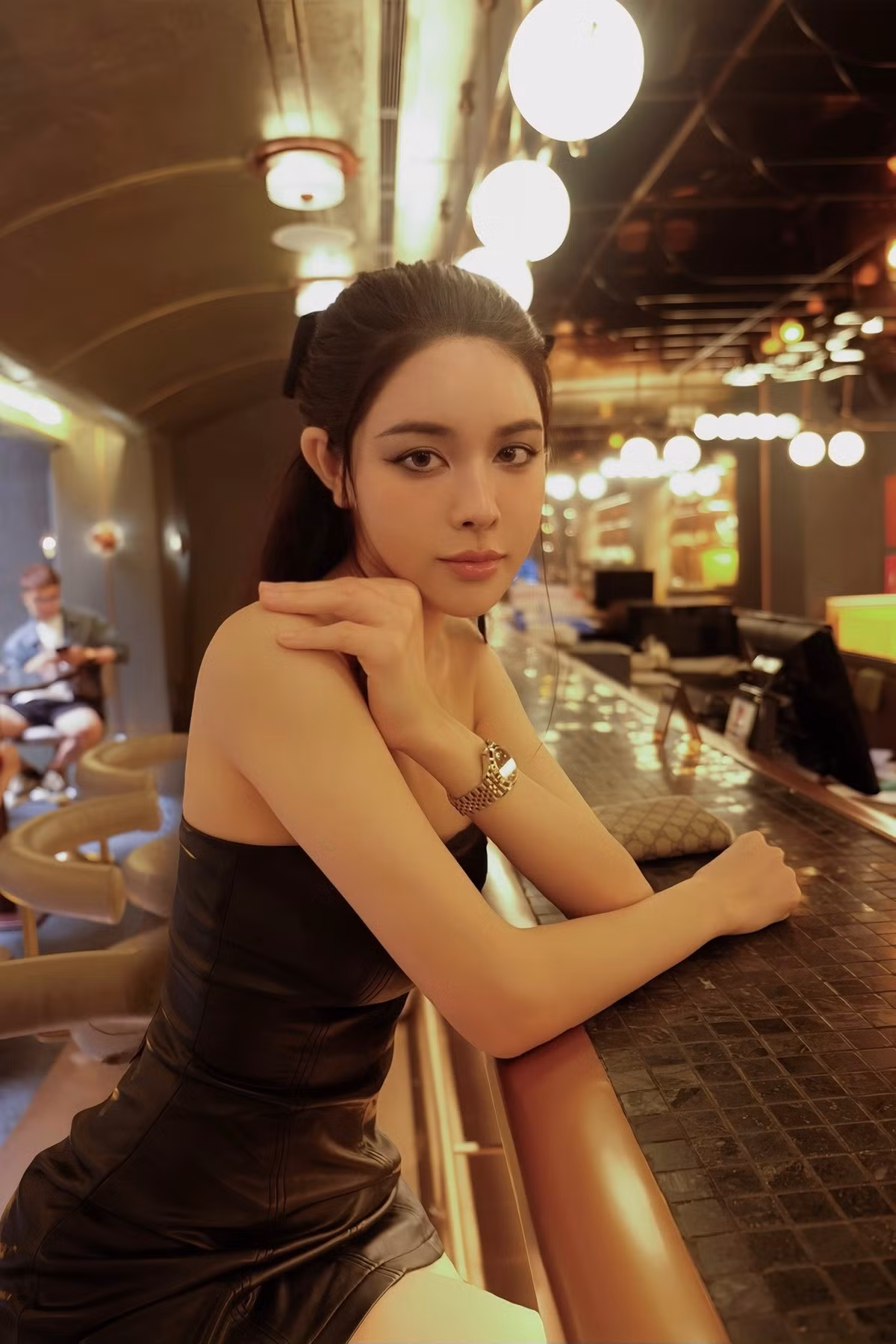 Bên cạnh chia sẻ hình ảnh thời cấp 3, cựu học sinh THPT chuyên Lê Hồng Phong (Nam Định) cũng ẩn ý đang tiếp tục đi học nâng cao chuyên môn. "Đến bây giờ, 32 tuổi vẫn học, vẫn phấn đấu và thử thách bản thân trên con đường học tập mặc dù gánh vác trên vai nhiều nghĩa vụ, công việc khác", cô viết.