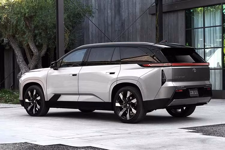 Mẫu SUV điện này được tích hợp gói công nghệ hỗ trợ lái Toyota Safety Sense 4.0, bao gồm ga tự động thích ứng toàn dải tốc độ, cảnh báo va chạm có phát hiện người đi bộ, hỗ trợ giữ làn, hỗ trợ chuyển làn, cảnh báo điểm mù, cảnh báo phương tiện cắt ngang phía trước và phía sau, phanh tự động khi đỗ xe, hỗ trợ mở cửa an toàn và hệ thống đỗ xe tự động Advanced Park.