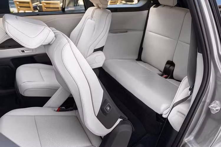 Hàng ghế thứ hai dạng Captain Seats tích hợp bệ tỳ tay và có thể gập điện một chạm, trong khi hàng ghế thứ ba đủ chỗ cho hai người lớn và có thể gập phẳng để mở rộng khoang hành lý. Dung tích khoang hành lý phía sau đạt 450 lít và có thể mở rộng lên 1.291 lít khi gập ghế.