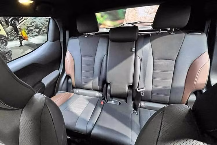 Tại thị trường Indonesia, Suzuki e Vitara được trang bị mô-tơ điện có công suất tối đa 128 kW (khoảng 174 mã lực) và mô-men xoắn cực đại 193 Nm. Sức mạnh được truyền tới bánh trước thông qua hệ thống eAxle.