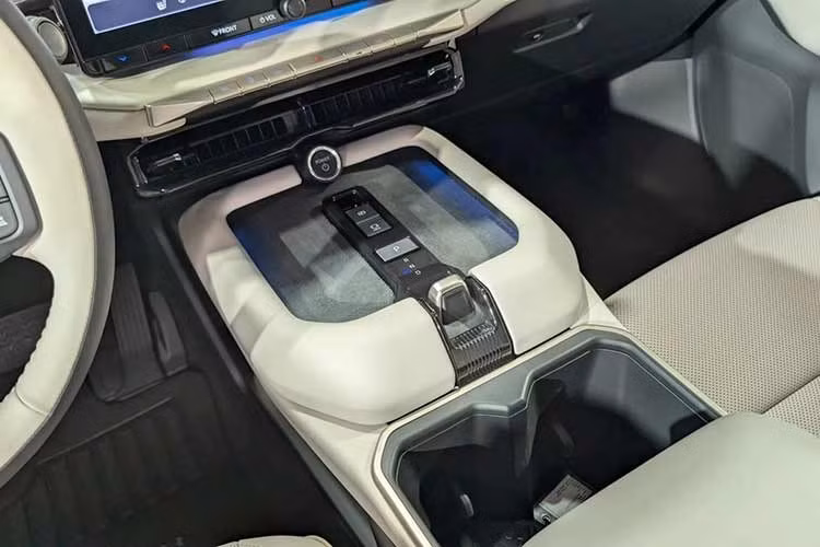 Toyota Highlander EV có chiều dài 5.050 mm, rộng 1.988 mm, cao 1.709 mm và trục cơ sở 3.050 mm. So với Toyota Fortuner (4.795 x 1.855 x 1.835 mm, trục cơ sở 2.745 mm), Highlander EV vượt trội về chiều dài và chiều rộng, đồng thời có trục cơ sở dài hơn đáng kể, hứa hẹn mang lại không gian nội thất rộng rãi hơn.