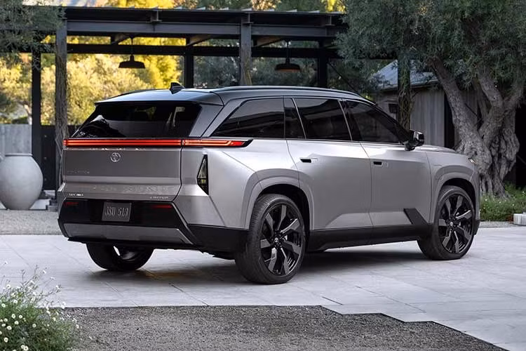 Đáng chú ý, kích thước tổng thể của mẫu xe này còn vượt cả Toyota Fortuner – mẫu SUV/PPV quen thuộc tại thị trường Việt Nam. Xe sở hữu hệ thống đèn pha Full LED, kính chắn gió hai lớp cách âm, tay nắm cửa bán ẩn dạng điện tử, mâm hợp kim kích thước từ 19 đến 22 inch và cửa sổ trời toàn cảnh Panoramic Roof...
