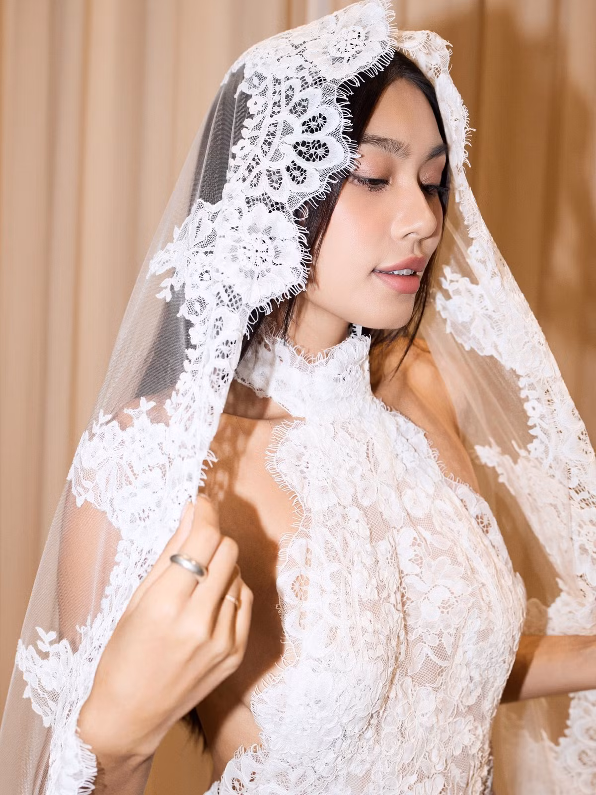 Cuối cùng, Thảo Nhi Lê lựa chọn ngành Thời trang bán lẻ quốc tế tại Đại học Reutlingen (Đức), rồi chính thức quay lại TP HCM năm 2018 để xây dựng sự nghiệp.