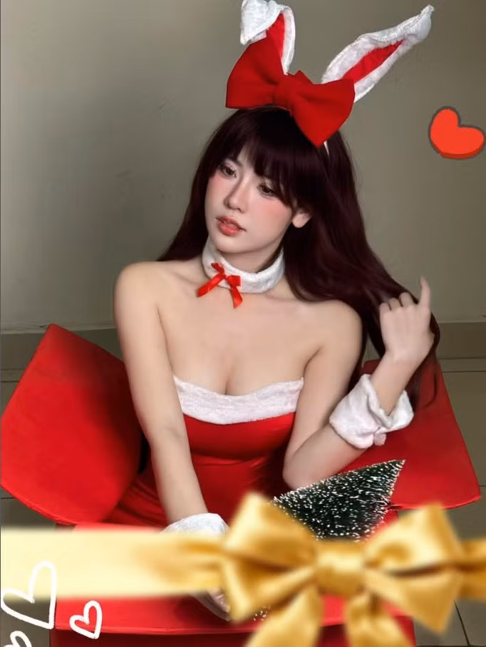 Có thể thấy, điểm cộng lớn nhất trong content của Tố Uyên nằm ở sự vui vẻ và tinh thần thoải mái. Cô nàng không tỏ ra quá nghiêm túc hay áp lực về việc phải dạy nấu ăn chuẩn chỉnh, mà đơn giản xem đây là cách chia sẻ khoảnh khắc đời sống theo hướng tích cực.