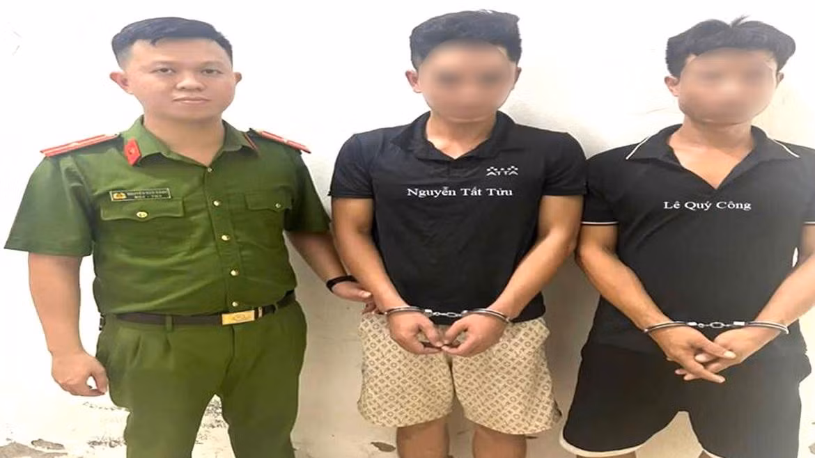 Đối tượng Tửu và đối tượng Công (bên phải) tại cơ quan công an