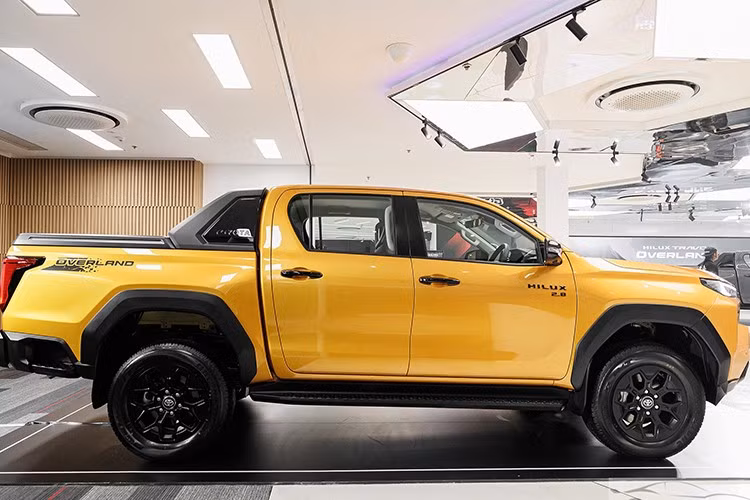 Toyota Hilux 2026 thế hệ mới ra mắt tại Thái Lan hồi đầu tháng 11/2025. Xe sở hữu thiết kế mạnh mẽ và hiện đại hơn với phong cách "Cyber Sumo". Lưới tản nhiệt cỡ lớn cùng cụm đèn LED sắc sảo tạo diện mạo bề thế ở phía trước, trong khi đuôi xe được tinh chỉnh với đèn hậu LED đồ họa mới, cản sau thiết kế lại và tay nắm thùng hàng mới.
