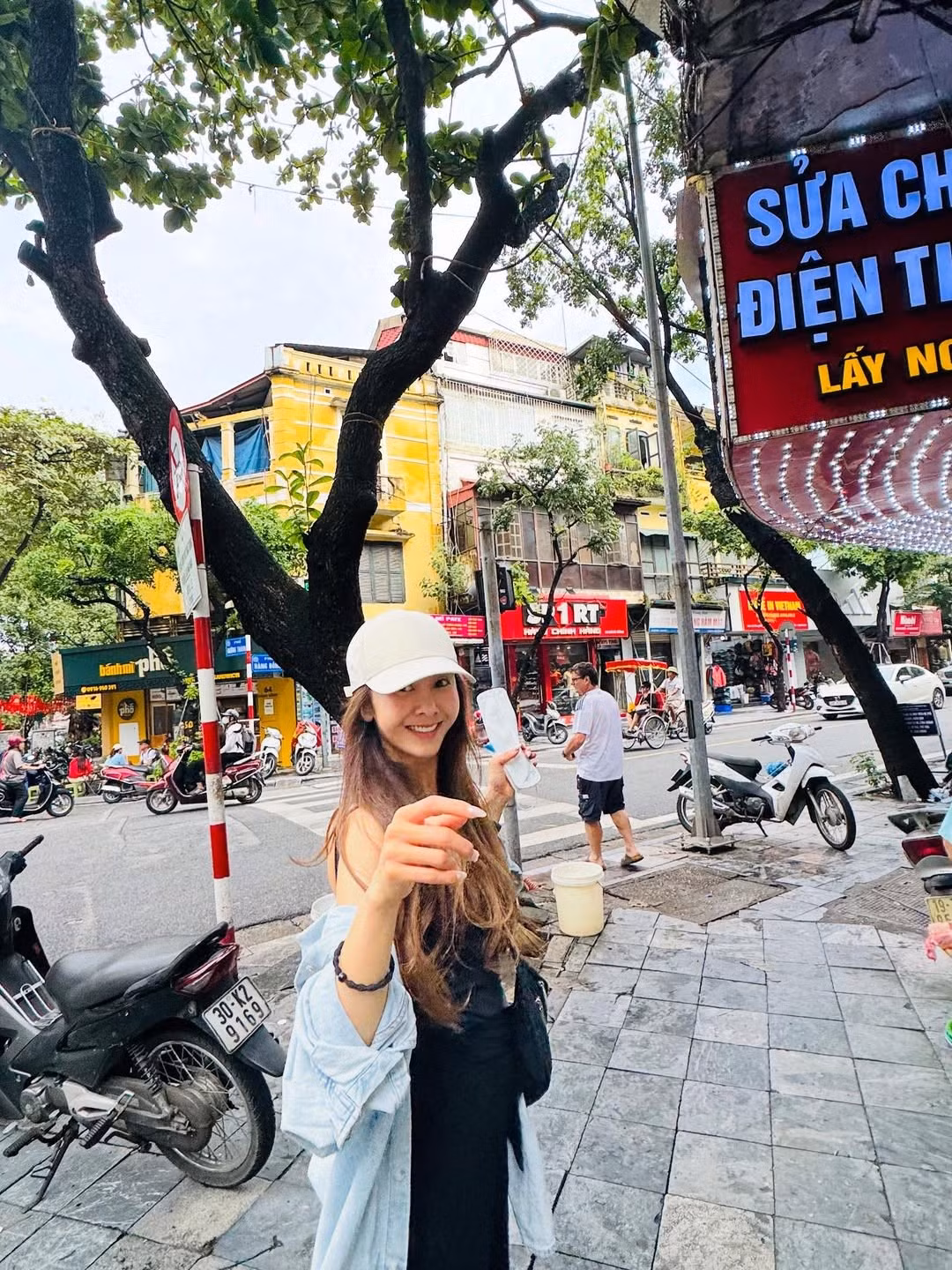 Mới đây, G.NA đã đến Hà Nội du lịch nhân dịp Tết Trung thu. Nữ ca sĩ đình đám 1 thời có những trải nghiệm chuẩn "Tây ba lô" tại Hà Nội như chụp ảnh check-in đường phố, ghé phố đường tàu, uống nước dừa và cafe cốt dừa.