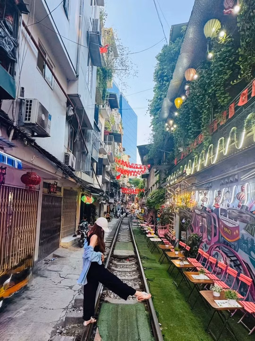 Bên dưới bài đăng, rất nhiều fan đã vào bình luận chúc mừng G.NA có chuyến du lịch vui vẻ, đồng thời chia sẻ thêm những kinh nghiệm, trải nghiệm ở Việt Nam. Fan mừng cho nữ ca sĩ đang dần bước ra khỏi bóng tối quá khứ, để tiếp tục sống vui vẻ và tích cực.