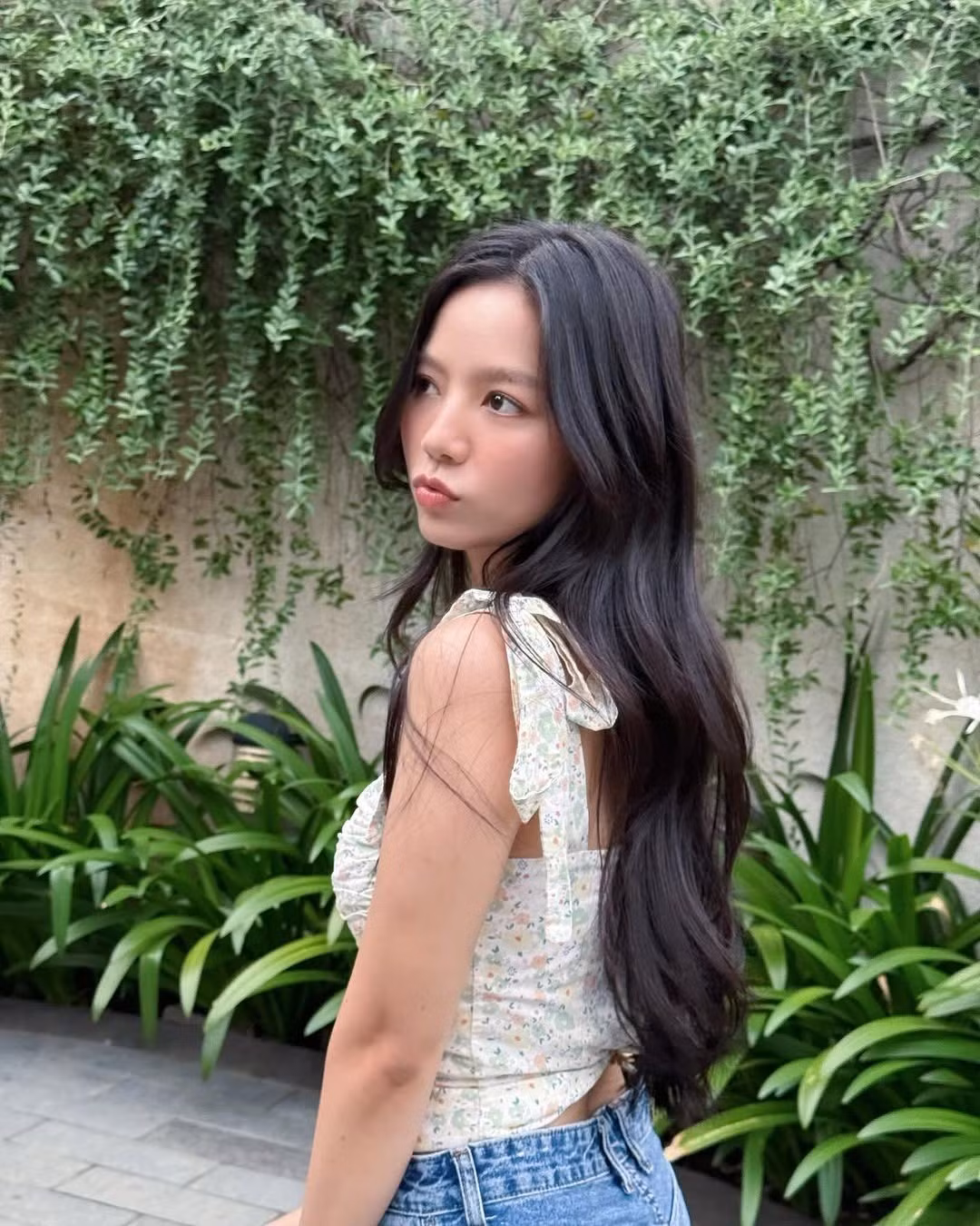 Ngoài đời, Lê Hạ Anh được khen ngợi bởi gu thời trang tinh tế và nhan sắc ngày càng thăng hạng.