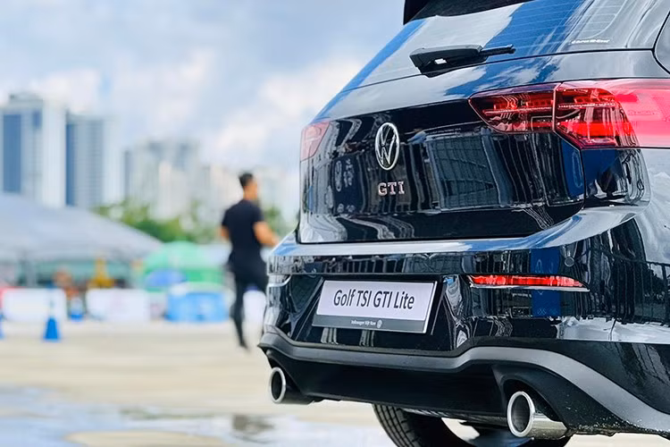 Thế hệ Golf mới được phát triển trên nền tảng MQB Evo tiên tiến, kế thừa di sản của bảy thế hệ trước đó nhưng được nâng cấp toàn diện về thiết kế, công nghệ, và khả năng vận hành. Từng chi tiết đều được Volkswagen thiết kế với độ tỉ mỉ cao, nhằm mang lại cảm xúc lái thuần khiết và phong cách sống đẳng cấp cho người sở hữu.