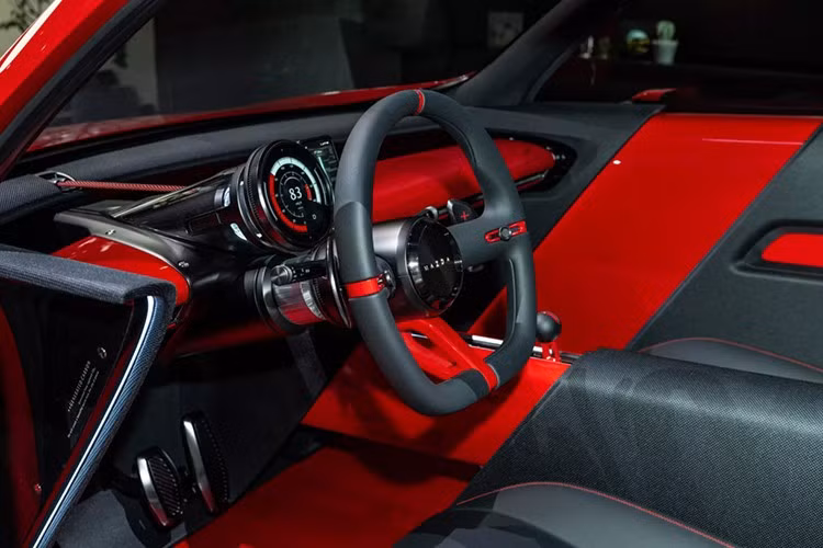 Điểm đặc biệt nhất của Vision-X Compact nằm ở hệ thống trí tuệ nhân tạo được Mazda phát triển như một “người bạn thực thụ”. AI không chỉ hỗ trợ các thao tác cơ bản mà còn được thiết kế để tạo mối quan hệ cảm xúc với người lái.
