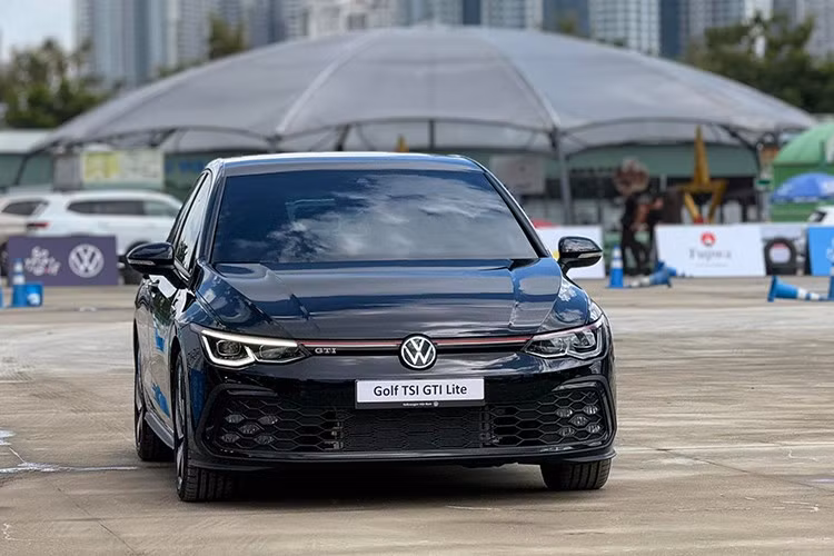 Dòng xe Volkswagen Golf 2025 tại Việt Nam được ra mắt lần này gồm 6 phiên bản thuộc 3 nhóm sản phẩm: Golf 1.5 eTSI (Life, Style, R-Line), Golf GTI (Lite, Performance) và Golf R Performance 4Motion. Các phiên bản trải dài từ mẫu xe đô thị tiết kiệm nhiên liệu đến mẫu hatchback hiệu năng cao.