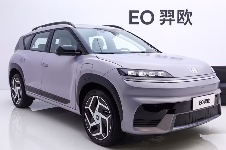 Với phạm vi hoạt động 722 km sau mỗi lần sạc theo chu trình thử nghiệm CLTC của Trung Quốc từ bộ pin 88,1 kWh, Hyundai Elexio 2026 chạy điện đủ sức bền để xử lý cả những chuyến đi đường dài hàng ngày ở Bắc Kinh lẫn những chuyến đi đường dài cùng gia đình.