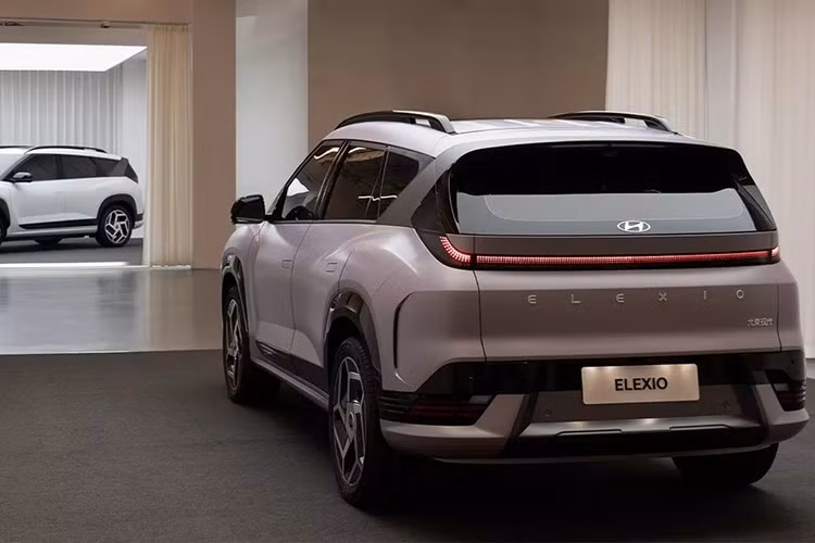 Elexio không chỉ là một mẫu xe Hyundai; nó còn là ngọn hải đăng báo hiệu hướng đi của thương hiệu. Công ty gọi đây là một "cột mốc chiến lược" trong kế hoạch điện khí hóa năm 2030, với nhiều xe NEV (xe năng lượng mới) hơn nữa — bao gồm cả sedan và SUV — đang được phát triển.