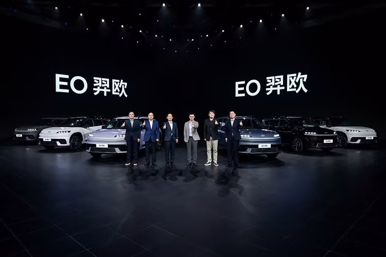 Hyundai đã gây sự chú ý khi cho ra mắt Elexio, một chiếc SUV chạy hoàn toàn bằng điện mới đầy ấn tượng được chế tạo tại thị trường Trung Quốc nhưng được kỳ vọng sẽ vươn xa hơn nữa — một biểu tượng đầy tự tin cho thấy tham vọng xe điện của hãng xe Hàn Quốc thực sự bắt đầu bùng nổ.