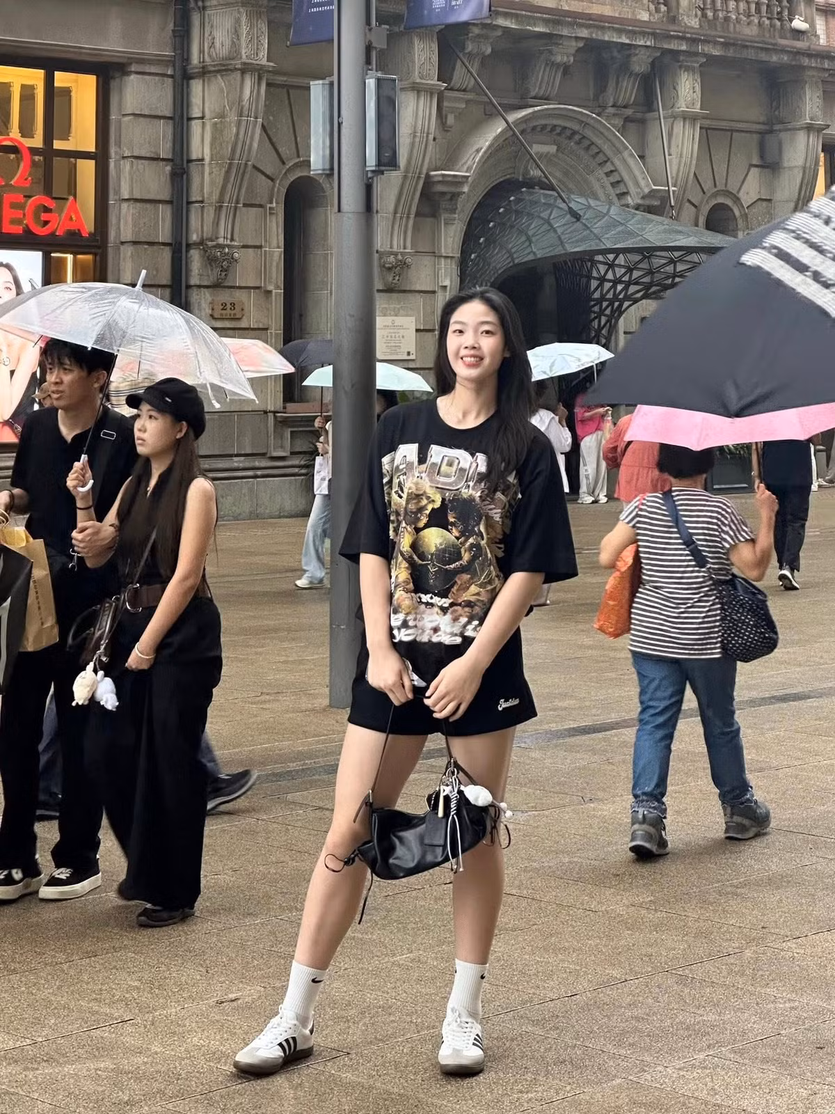 Phạm Quỳnh Hương, cái tên quen thuộc với biệt danh "khủng long nhí" của làng bóng chuyền Việt Nam, mới đây đã khiến người hâm mộ đứng ngồi không yên khi chia sẻ loạt ảnh khoe dáng cực xinh trong chuyến tập huấn tại Thượng Hải, Trung Quốc.