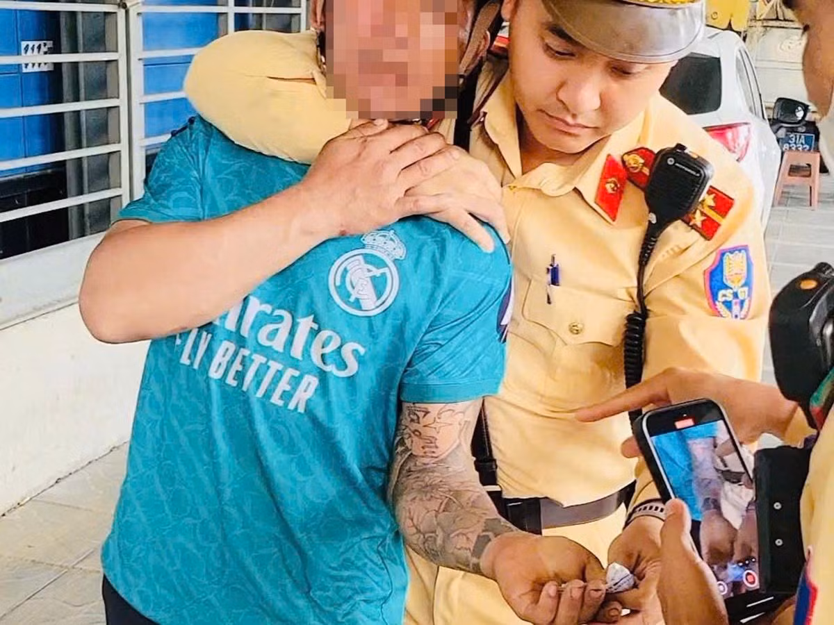 Đối tượng bị bắt quả tang cùng tang vật khi CSGT kiểm soát giao thông