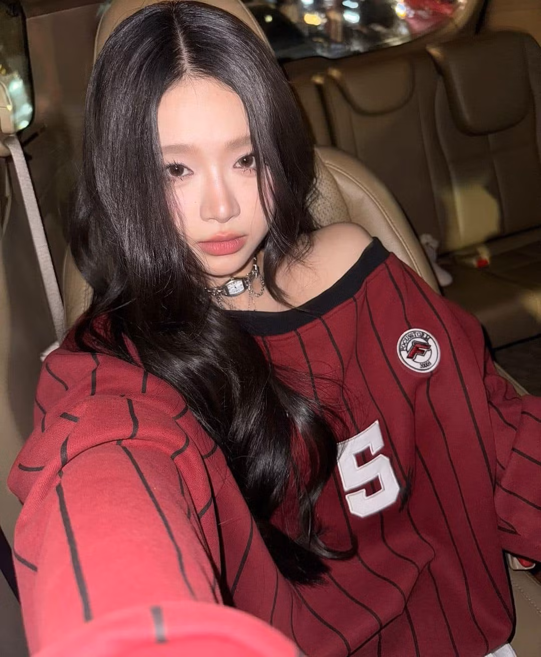 Linh Ka thường xuyên chia sẻ hình ảnh đời thường, công việc, những chuyến du lịch, các dự án cá nhân và hoạt động nghề nghiệp.