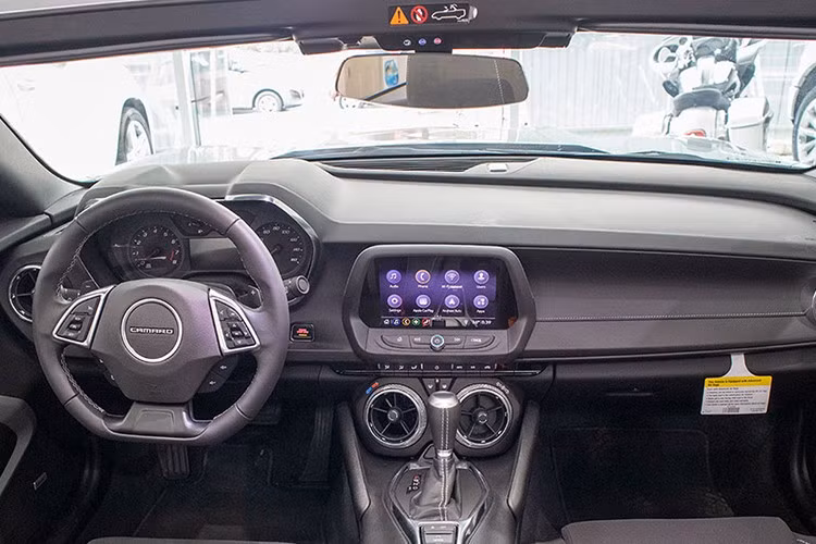 Bên trong nội thất xe sở hữu hệ thống thông tin giải trí Chevrolet Infotainment 3, màn hình kích thước 8 inch cùng khả năng kết nối Apple CarPlay/Android Auto là điểm nổi bật. Ngoài ra, mẫu xe này còn hiện đại nhờ khả năng kết nối 4G LTE và cổng phát Wi-Fi. Đầu ra của hệ thống giải trí là dàn âm thanh Bose cao cấp.