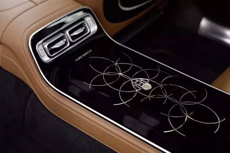 Mỗi chiếc trong số 50 chiếc xe này đều được chế tác thông qua chương trình Mercedes-Benz MANUFAKTUR, nơi nghệ thuật thủ công và công nghệ hội tụ. Ngoại thất nổi bật với lớp sơn ba tông màu ấn tượng: màu ô liu ánh kim ở trên, màu đen ánh kim obsidian ở dưới, và một đường viền kim loại màu bạc ở giữa.