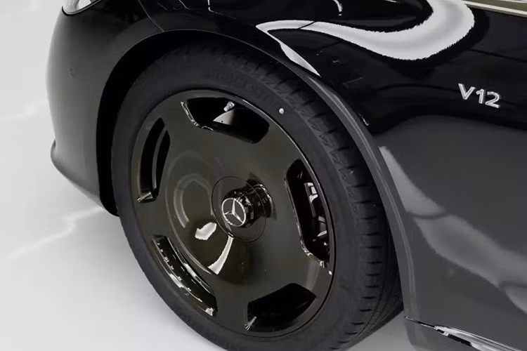 Về kích thước, Mercedes-Maybach SV12 Edition sở hữu chiều dài gần 5,47 m, vừa đủ sang trọng, một tuyên ngôn về đẳng cấp luôn đặt sự thoải mái của hành khách lên hàng đầu.