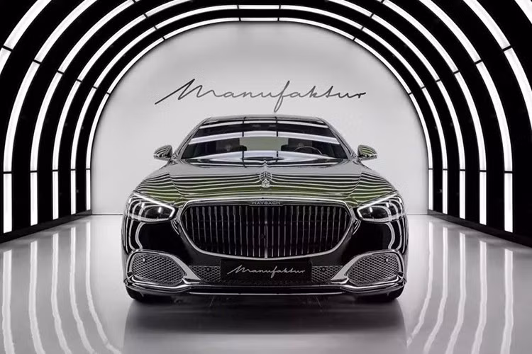 Cốt lõi của V12 Edition là động cơ V12, dung tích 6.0 lít, sản sinh công suất 603 mã lực và mô-men xoắn 664 pound-feet (900 Nm). Những con số này giúp chiếc sedan siêu sang tăng tốc từ 0 đến 100 km/h chỉ trong 4,5 giây, trong khi tốc độ tối đa được giới hạn điện tử ở mức 155 dặm/h (250 km/h).