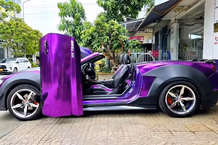 Chiếc xe Chevrolet Camaro mui trần này sử dụng mui xếp mềm và mất khoảng thời gian hơn 15 giây để đóng hoặc mở mui. Người lái hoàn toàn có thể đóng hoặc hạ mui khi lái xe, nhưng tốc độ được hãng khuyến cáo là phải dưới 45 km/h.