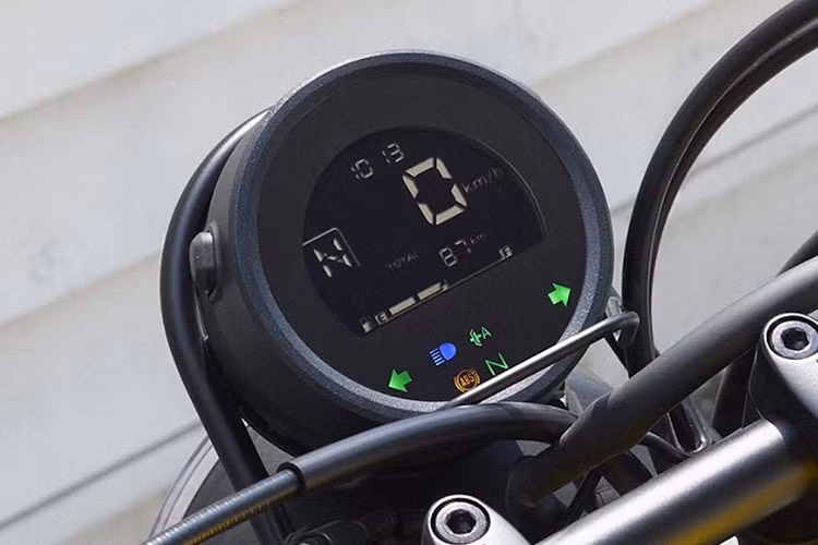 Với hệ thống e-clutch được kích hoạt, người lái không cần phải sử dụng côn ngay cả khi khởi động xe hoặc dừng lại. Điều này đảm bảo sự kiểm soát hoàn toàn đối với các hoạt động của xe, đồng thời giảm bớt nỗ lực cần thiết khi chuyển số và đồng thời sử dụng côn.