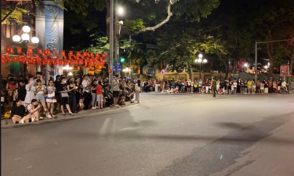 Hình ảnh hàng trăm người dân đứng dọc hai bên đường Nguyễn Tri Phương - Phan Đình Phùng, vẫy tay chào tiễn biệt tạo nên một khoảnh khắc đầy xúc động, để lại ấn tượng sâu sắc trong lòng mỗi người.