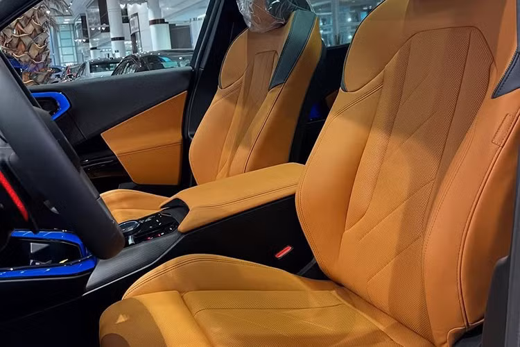 Trang bị tiêu chuẩn gói BMW Live Cockpit Professional, bao gồm màn hình hiển thị thông tin trên kính chắn gió (BMW Head-Up Display) và tính năng xem tăng cường (Augmented View) hiển thị trực tiếp trên trên màn hình điều khiển trung tâm, hỗ trợ người lái quan sát dễ dàng và trực quan hơn trong quá trình vận hành. Phiên bản BMW X3 20 xDrive M Sport được trang bị hệ thống âm thanh vòm cao cấp Harman Kardon.