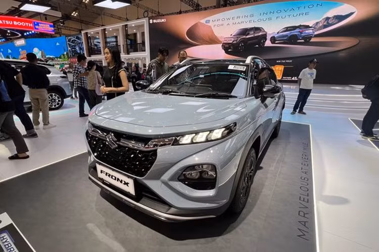 Theo kế hoạch, mẫu xe SUV cỡ nhỏ Suzuki Fronx 2025 mới có thể sẽ cập bến Việt Nam vào khoảng tháng 9 năm nay. Mẫu xe hiện đang được giới thiệu tại Triển lãm Ô tô Quốc tế Indonesia, thu hút sự chú ý từ đông đảo người tiêu dùng Việt Nam.