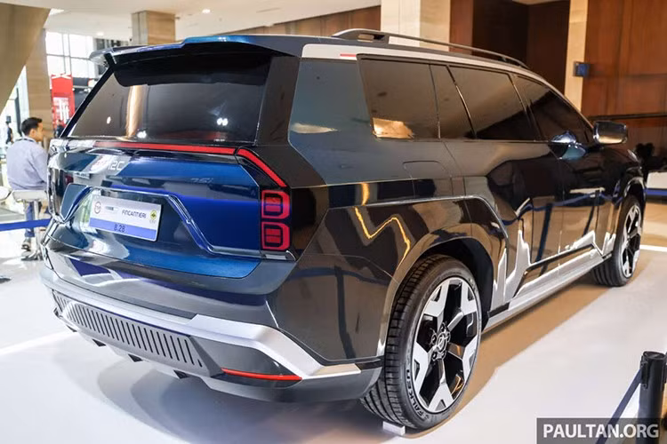 Mẫu xe SUV điện i2C mới này sở hữu vóc dáng mạnh mẽ với đường nét góc cạnh, thiết kế nội thất hiện vẫn chưa được công bố nhưng theo tiết lộ, xe sẽ có 3 hàng ghế với tổng cộng 7 chỗ ngồi.
